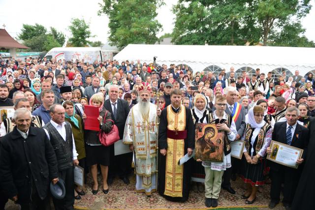 Sfințire de biserică la Bătrânești, Botoșani: „Sfânta Cruce ne identifică, ne arată cine suntem”