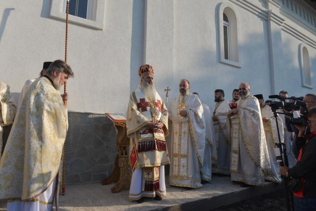 Sfințire de biserică la Concești, Darabani: „A lua crucea și a urma lui Hristos înseamnă  a nu te rușina de identitatea ta de creștin”