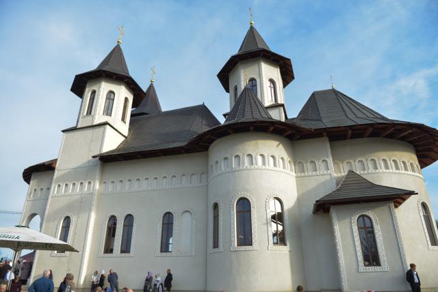 Sfințire de biserică la Dondușeni, Republica Moldova: 4 ierarhi au slujit în prezența a 2000 de credincioși