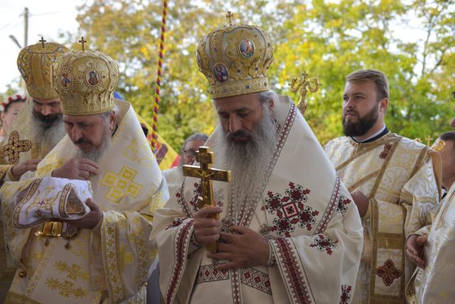 Sfințire de biserică la Dondușeni, Republica Moldova: 4 ierarhi au slujit în prezența a 2000 de credincioși