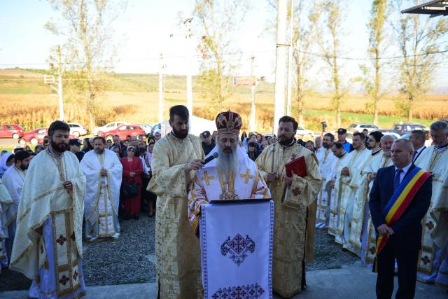 Târnosire de biserică la Lețcani: „Prin sfințire, fiecare altar devine mormântul Domnului”