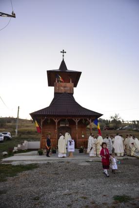 Târnosire de biserică la Lețcani: „Prin sfințire, fiecare altar devine mormântul Domnului”