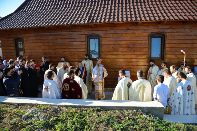 (Foto) Biserică închinată Sfântului Ierarh Mucenic Teodosie de la Brazi, sfințită astăzi la Lețcani