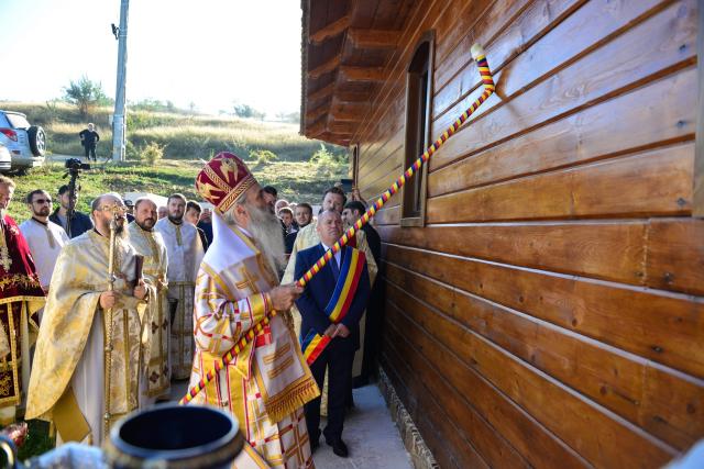 (Foto) Biserică închinată Sfântului Ierarh Mucenic Teodosie de la Brazi, sfințită astăzi la Lețcani