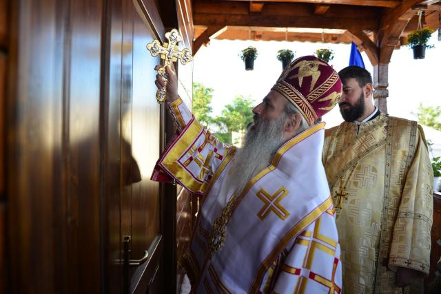 (Foto) Biserică închinată Sfântului Ierarh Mucenic Teodosie de la Brazi, sfințită astăzi la Lețcani