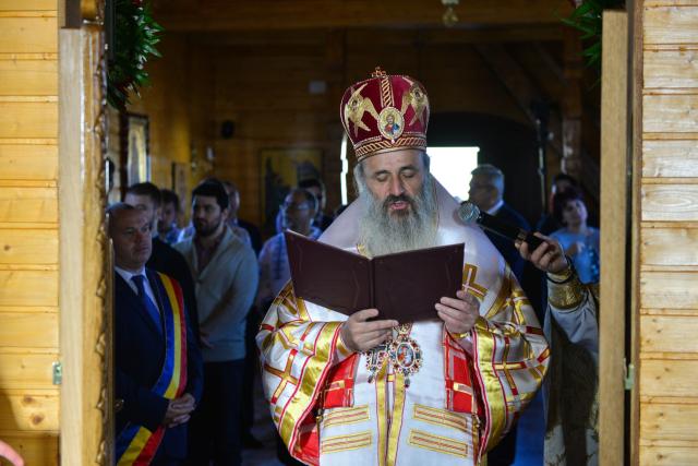 (Foto) Biserică închinată Sfântului Ierarh Mucenic Teodosie de la Brazi, sfințită astăzi la Lețcani