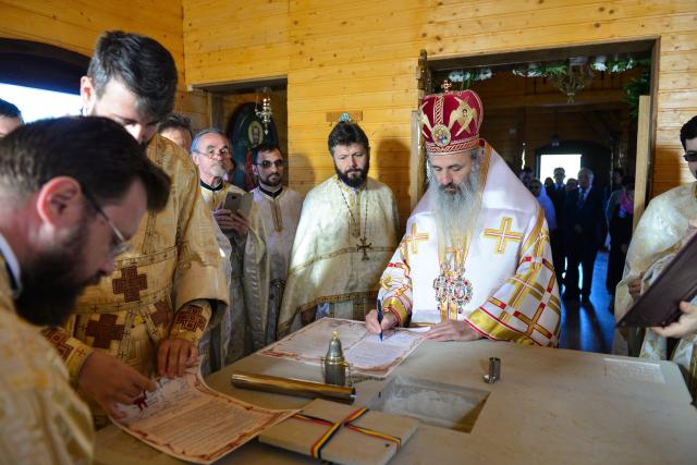 (Foto) Biserică închinată Sfântului Ierarh Mucenic Teodosie de la Brazi, sfințită astăzi la Lețcani