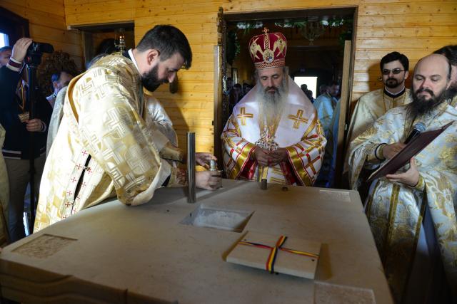(Foto) Biserică închinată Sfântului Ierarh Mucenic Teodosie de la Brazi, sfințită astăzi la Lețcani