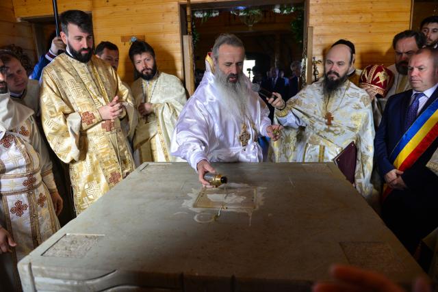 (Foto) Biserică închinată Sfântului Ierarh Mucenic Teodosie de la Brazi, sfințită astăzi la Lețcani