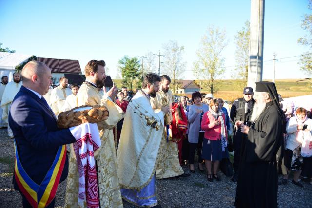 Târnosire de biserică la Lețcani: „Prin sfințire, fiecare altar devine mormântul Domnului”