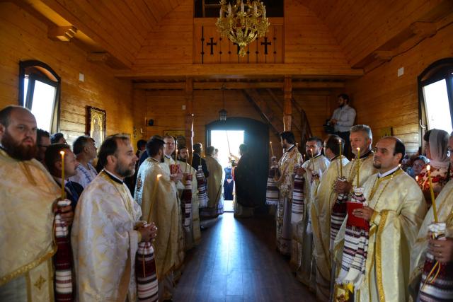 Târnosire de biserică la Lețcani: „Prin sfințire, fiecare altar devine mormântul Domnului”