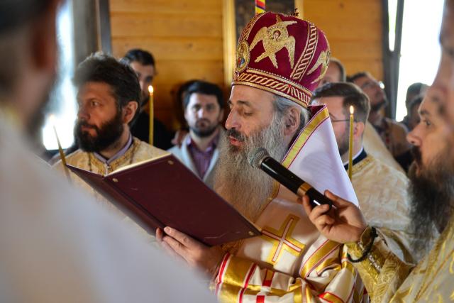 (Foto) Biserică închinată Sfântului Ierarh Mucenic Teodosie de la Brazi, sfințită astăzi la Lețcani