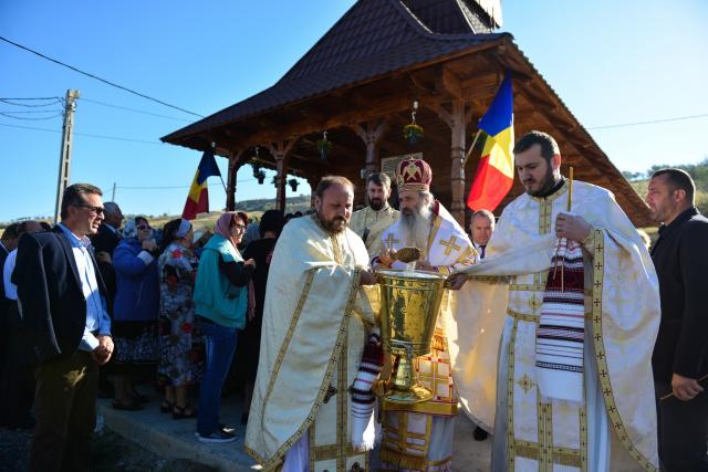 (Foto) Biserică închinată Sfântului Ierarh Mucenic Teodosie de la Brazi, sfințită astăzi la Lețcani