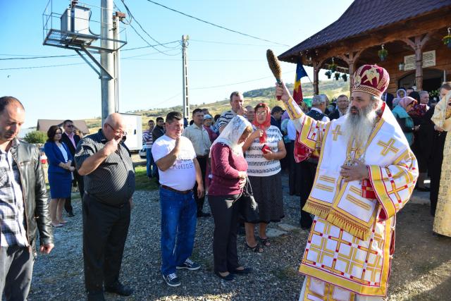 (Foto) Biserică închinată Sfântului Ierarh Mucenic Teodosie de la Brazi, sfințită astăzi la Lețcani
