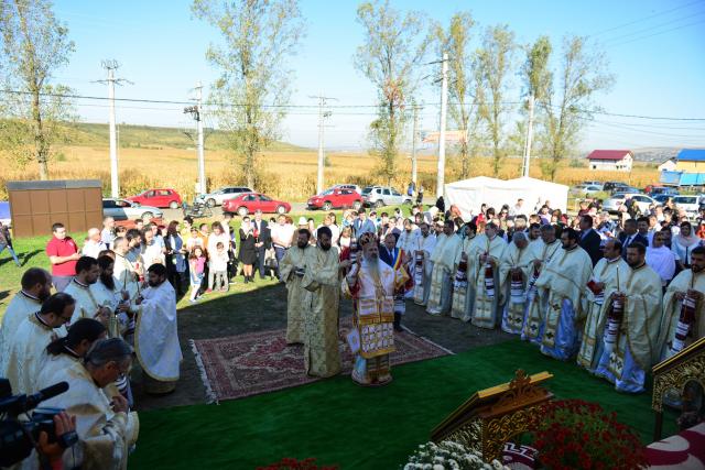 (Foto) Biserică închinată Sfântului Ierarh Mucenic Teodosie de la Brazi, sfințită astăzi la Lețcani