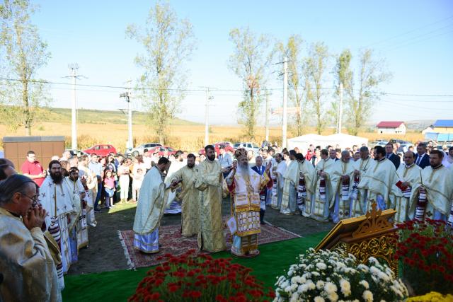 (Foto) Biserică închinată Sfântului Ierarh Mucenic Teodosie de la Brazi, sfințită astăzi la Lețcani