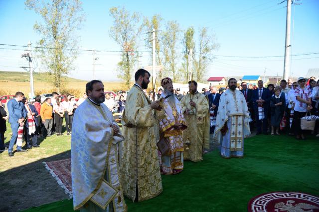 (Foto) Biserică închinată Sfântului Ierarh Mucenic Teodosie de la Brazi, sfințită astăzi la Lețcani
