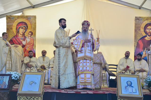 Târnosire de biserică la Lețcani: „Prin sfințire, fiecare altar devine mormântul Domnului”