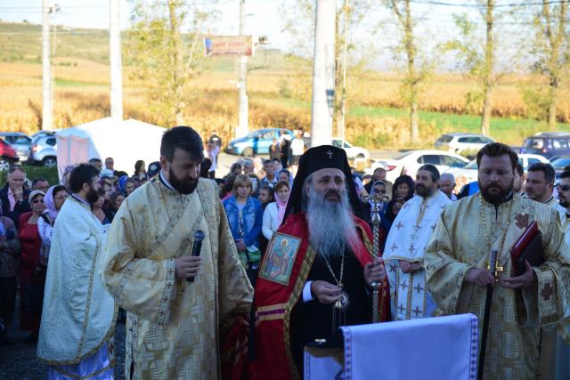 (Foto) Biserică închinată Sfântului Ierarh Mucenic Teodosie de la Brazi, sfințită astăzi la Lețcani