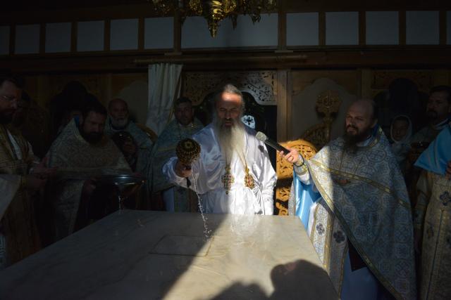 Sfințire de biserică la Netezi, Târgu Neamț: IPS Mitropolit Teofan a săvârșit slujba de târnosire