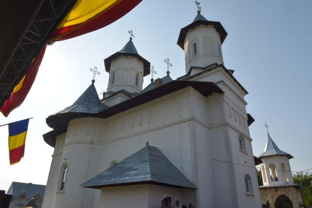 Sfințire de biserică la Netezi, Târgu Neamț: IPS Mitropolit Teofan a săvârșit slujba de târnosire