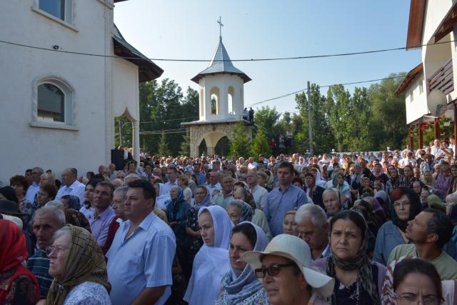 Sfințire de biserică la Netezi, Târgu Neamț: IPS Mitropolit Teofan a săvârșit slujba de târnosire