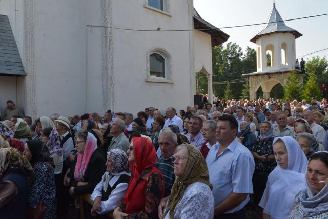 Sfințire de biserică la Netezi, Târgu Neamț: IPS Mitropolit Teofan a săvârșit slujba de târnosire