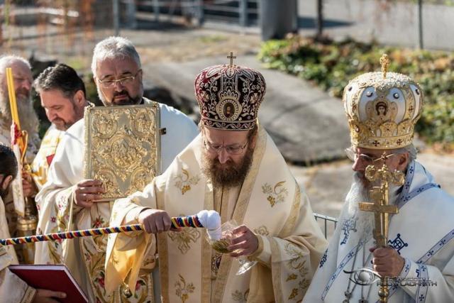 Biserica românească din Mannheim a fost sfinţită de trei ierarhi