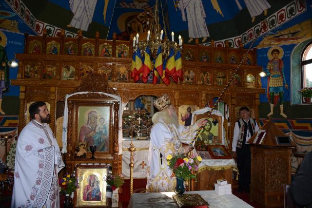 Preasfințitul Părinte Calinic Botoșăneanul a sfințit pictura bisericii Parohiei Chișcăreni