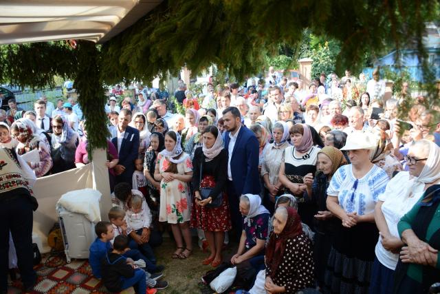 Preasfințitul Părinte Calinic Botoșăneanul a sfințit pictura bisericii Parohiei Chișcăreni