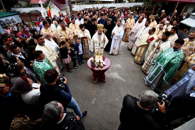 Jertfa noilor ctitori ai bisericii din Codăeşti, încununată prin slujba Sfinţirii