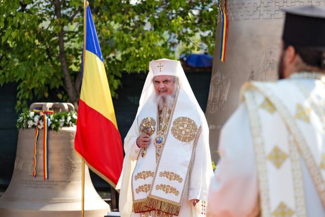 Părintele Patriarh Daniel a săvârşit slujba de sfințire a celor șase clopote ale Catedralei Naționale