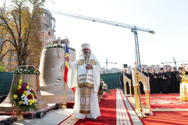 Părintele Patriarh Daniel a săvârşit slujba de sfințire a celor șase clopote ale Catedralei Naționale