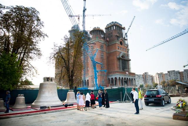 Părintele Patriarh Daniel a săvârşit slujba de sfințire a celor șase clopote ale Catedralei Naționale