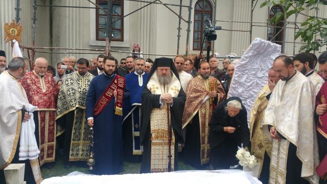 Preasfințitul Părinte Timotei Prahoveanul a slujit în Duminica dinaintea Înălțării Sfintei Cruci la biserica voievodală din Rădășeni