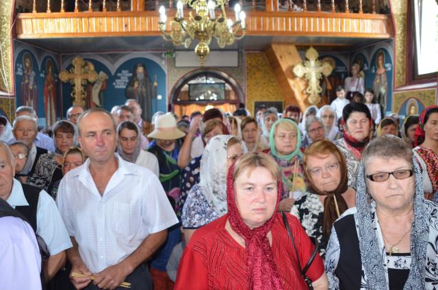 Slujire arhierească la Negostina: răspunsurile liturgice au fost date în limba română şi în limba ucraineană