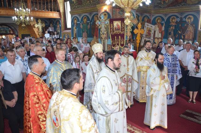Slujire arhierească la Negostina: răspunsurile liturgice au fost date în limba română şi în limba ucraineană
