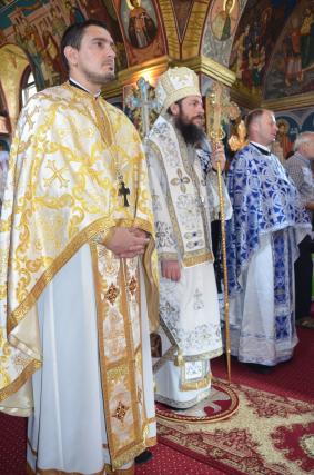 Slujire arhierească la Negostina: răspunsurile liturgice au fost date în limba română şi în limba ucraineană