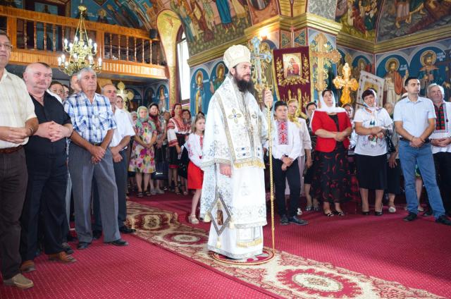 Slujire arhierească la Negostina: răspunsurile liturgice au fost date în limba română şi în limba ucraineană