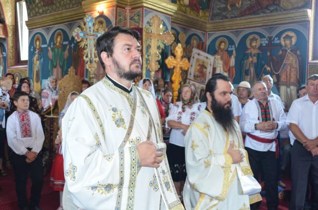 Slujire arhierească la Negostina: răspunsurile liturgice au fost date în limba română şi în limba ucraineană