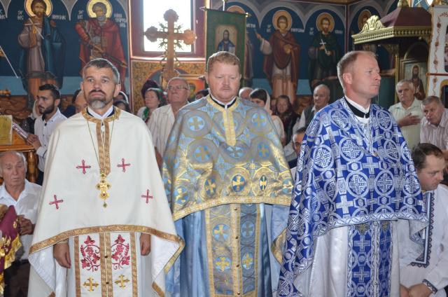 Slujire arhierească la Negostina: răspunsurile liturgice au fost date în limba română şi în limba ucraineană