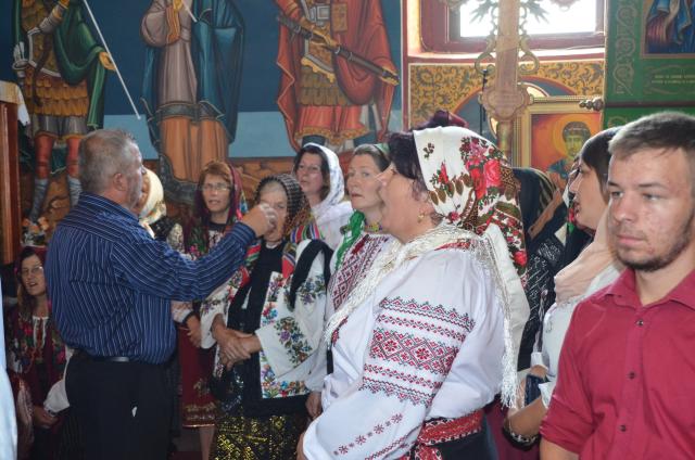 Slujire arhierească la Negostina: răspunsurile liturgice au fost date în limba română şi în limba ucraineană