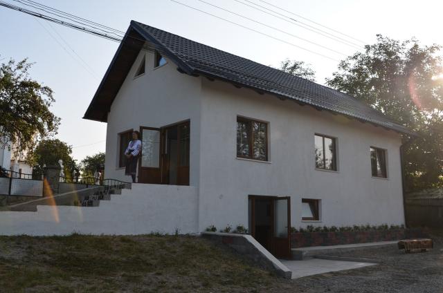 Slujire arhierească la Negostina: răspunsurile liturgice au fost date în limba română şi în limba ucraineană