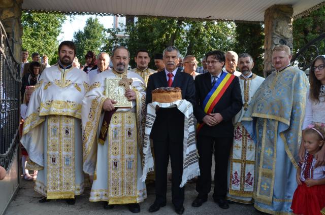 Slujire arhierească la Negostina: răspunsurile liturgice au fost date în limba română şi în limba ucraineană