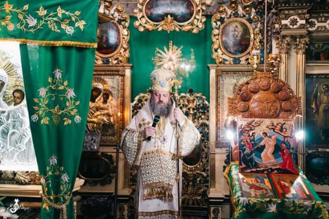 Preasfințitul Părinte Timotei Prahoveanul a slujit în Duminica dinaintea Înălțării Sfintei Cruci la biserica voievodală din Rădășeni