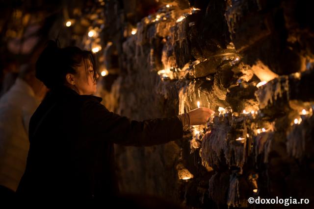 (Foto) Pelerinul – căutător de Lumină la hramul Sfintei Parascheva