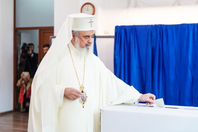 Românii votează și astăzi pentru clarificarea constituțională a definiției căsătoriei