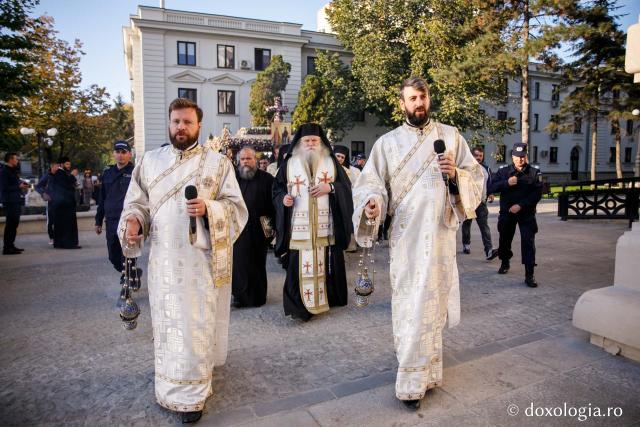 Hramul Mitropoliei Moldovei și Bucovinei la final: Moaștele Sfintei Parascheva au fost așezate în Catedrala Mitropolitană din Iași