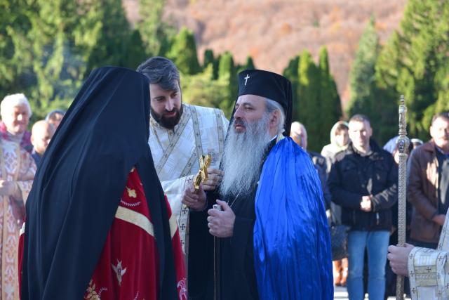 Hram la Mănăstirea Pângărați: „Să viețuim în această lume cât mai aproape de rădăcina Evangheliei și de tinda Bisericii”
