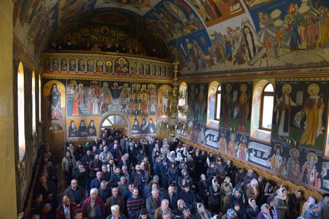 Hram la Mănăstirea Pângărați: „Să viețuim în această lume cât mai aproape de rădăcina Evangheliei și de tinda Bisericii”